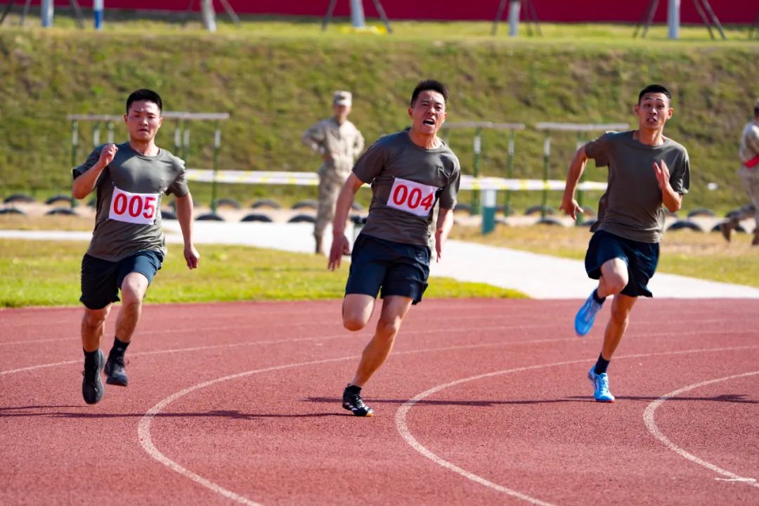世俱杯2025-球员们在赛场上奋勇争先，为胜利努力拼搏