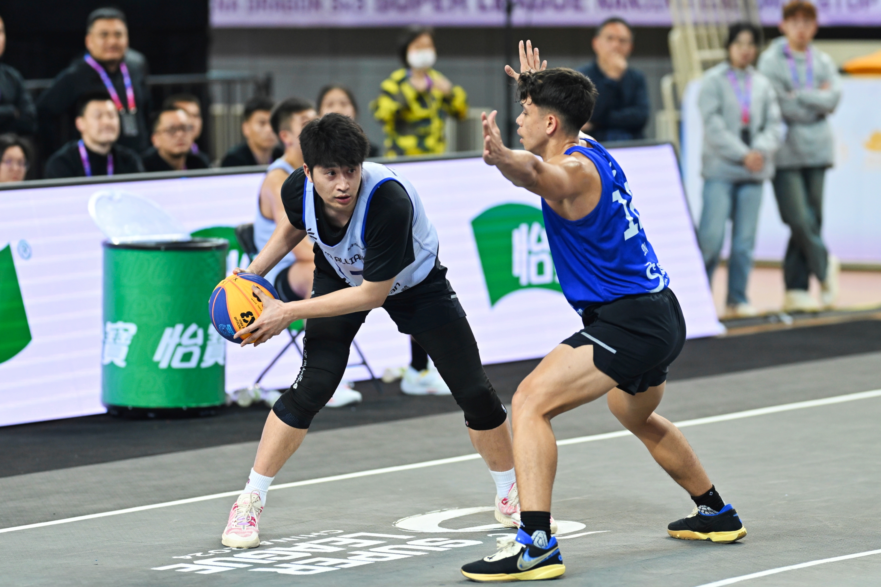 球员们在赛场上奋勇争先，为胜利努力拼搏