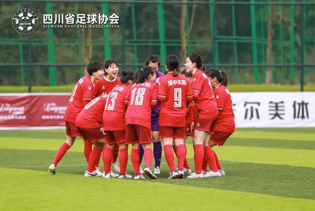 包含国内足球盛事风云激荡场上烽烟四起的词条