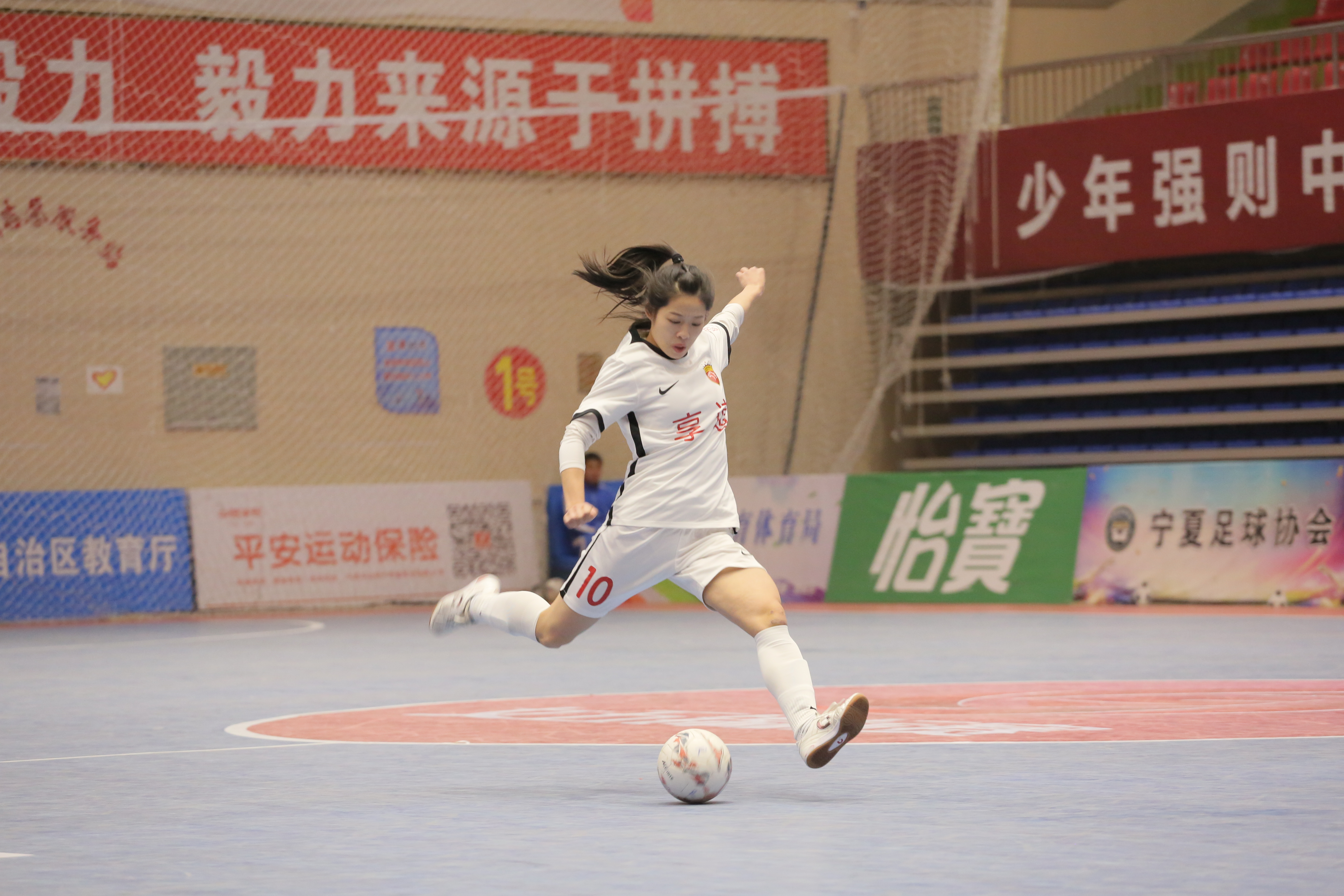 女子足球比赛硝烟弥漫，赛场上演精彩对决！