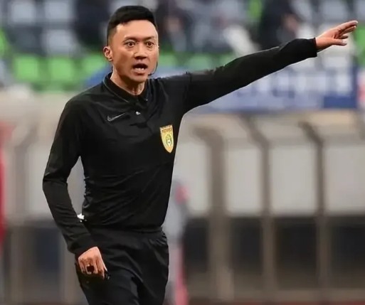 国内足球联赛场面激烈，裁判执法引争议
