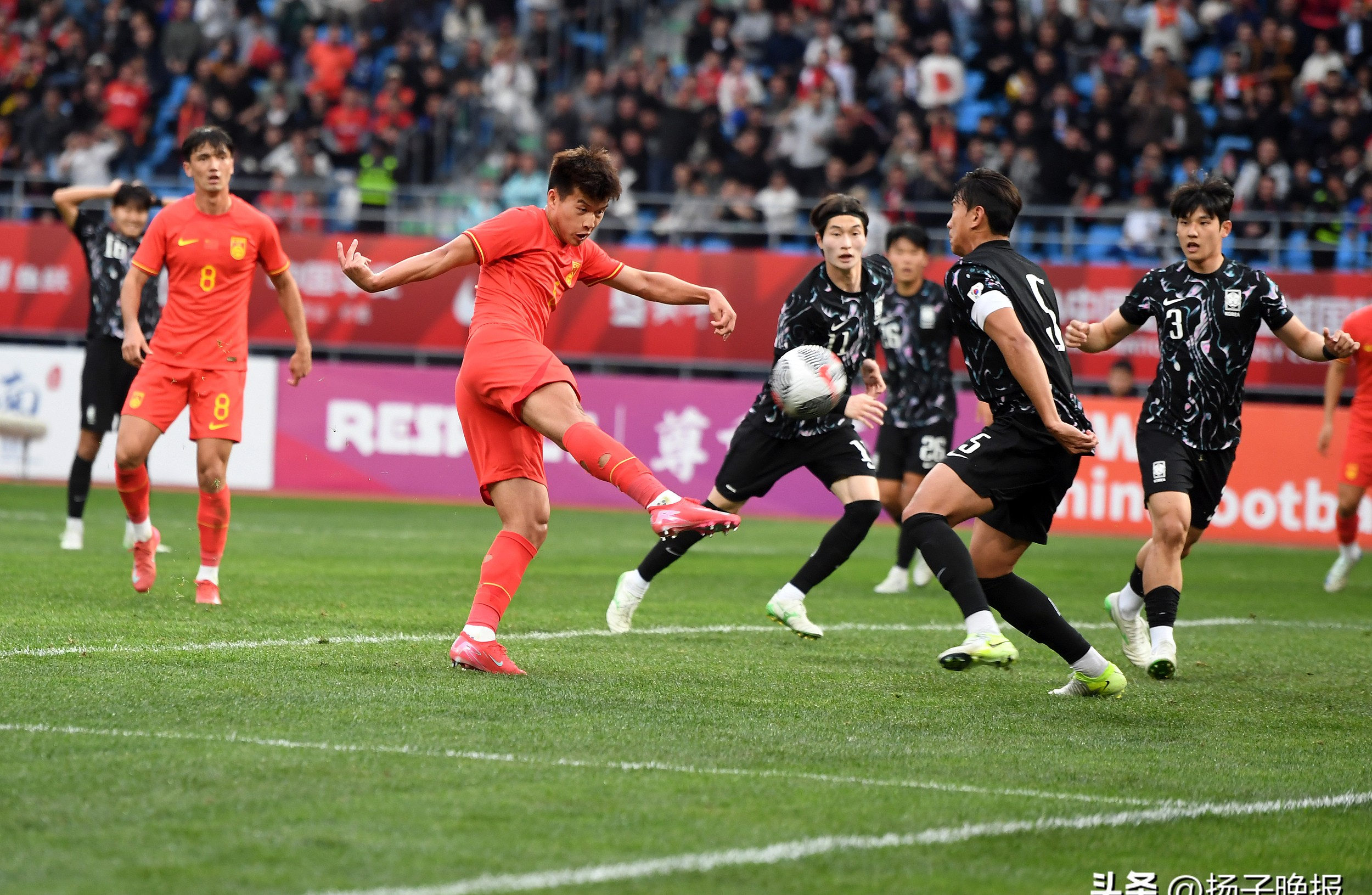 世俱杯决赛-足球比赛即将上演，球员们为胜利而拼搏