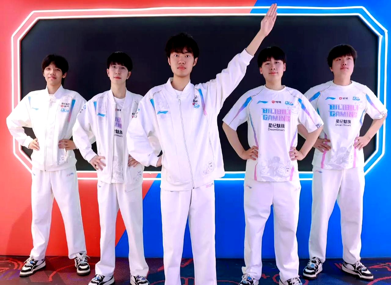 BLG绝杀LGD，Xiaohu关键团战开团秒人宿敌对决四强赛，留下经典瞬间