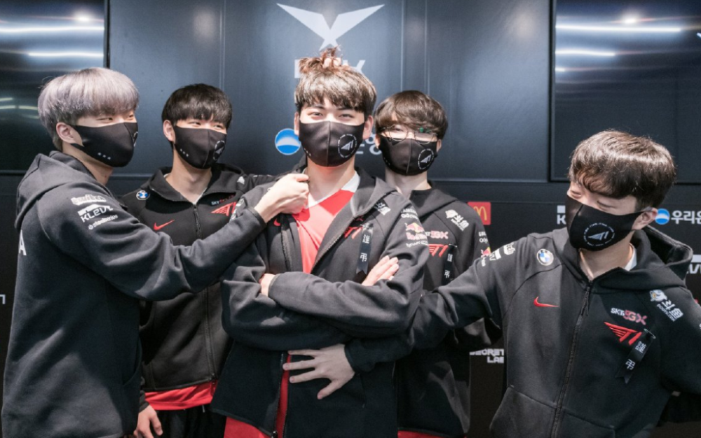 T1血洗BLG，Deft线上压制力十足宿敌对决半决赛，引爆全场热议