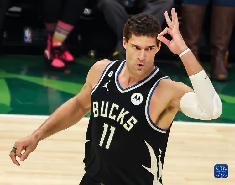 NBA季前热身赛:雄鹿胜勇士取得首胜 NBA季前热身赛:雄鹿胜勇士取得首胜