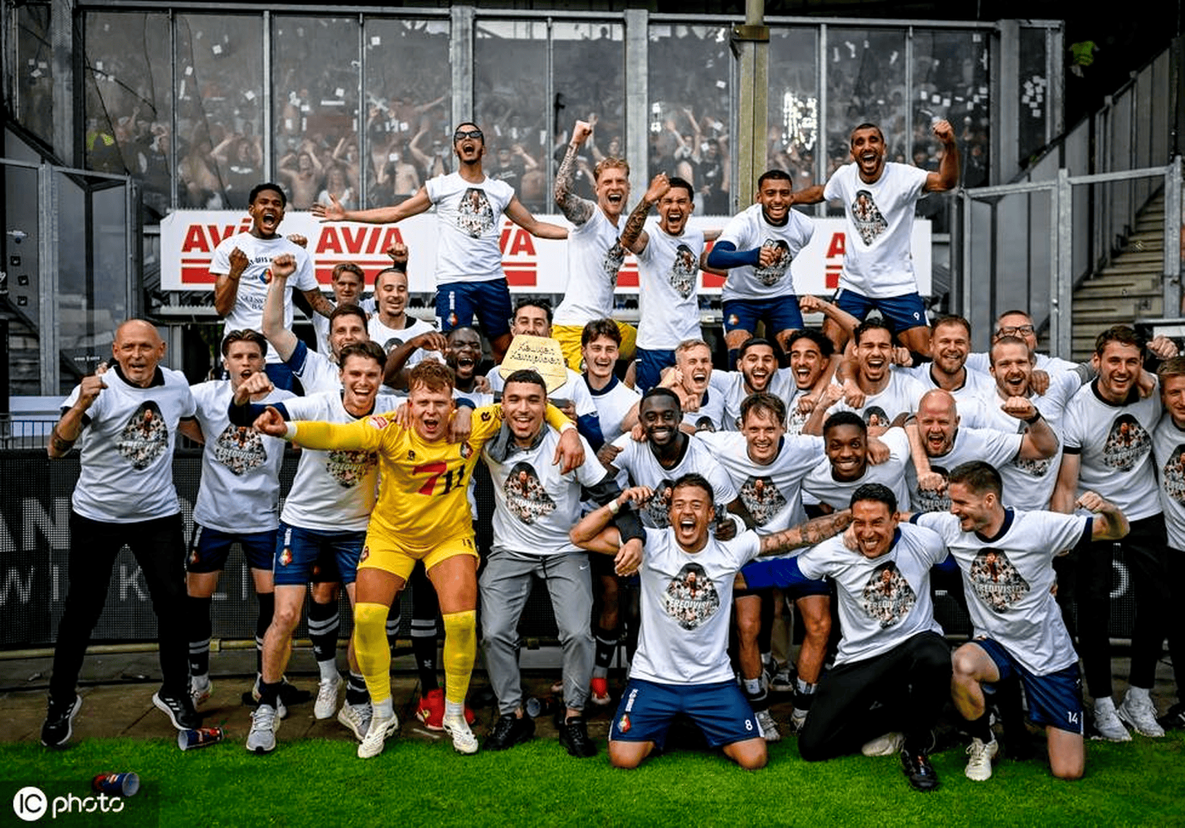 比达尔进球狂欢，球队备战众志成城