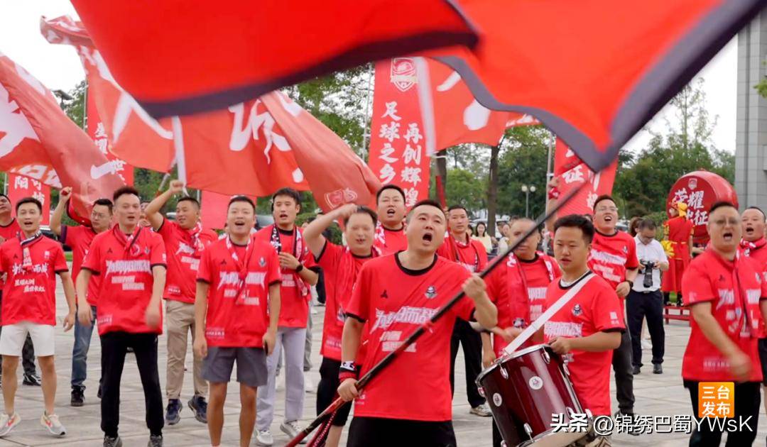 场下助威声不断，球队斗志高昂