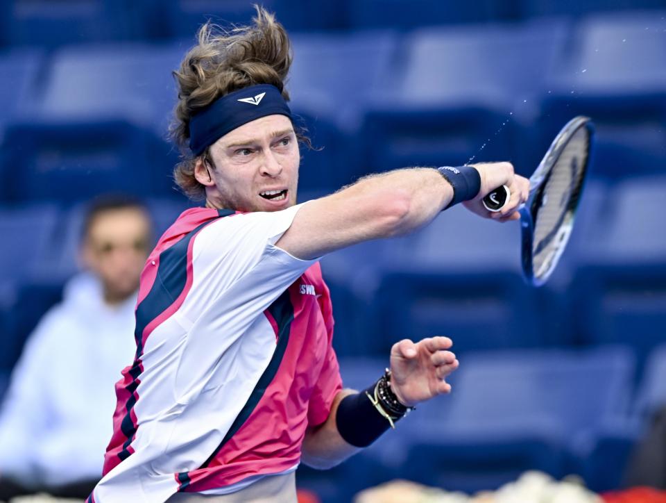 世俱杯分组-卡塔尔网球选手稳健发挥，晋级四强