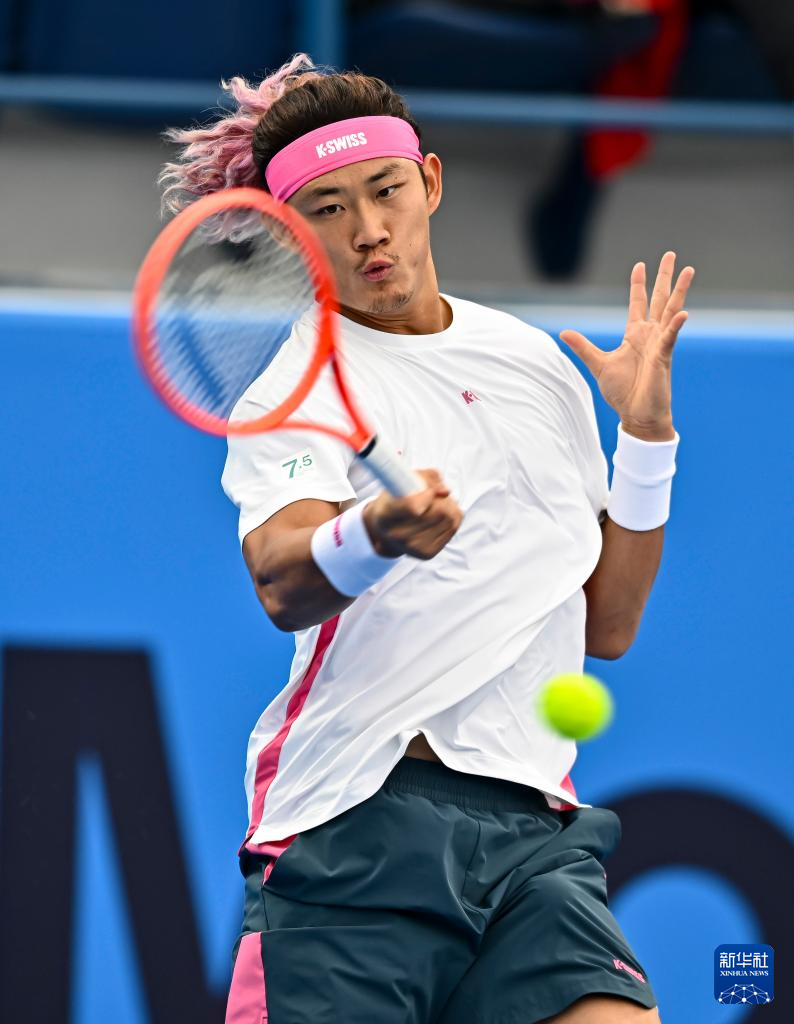 卡塔尔网球选手稳健发挥，晋级四强