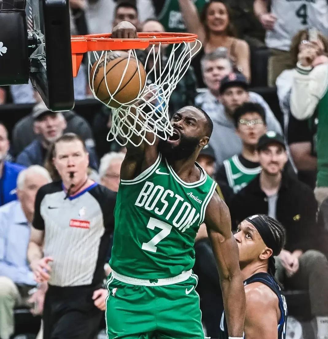 关于绿衫军再胜篮网，杰伦-布朗状态持续火热的信息