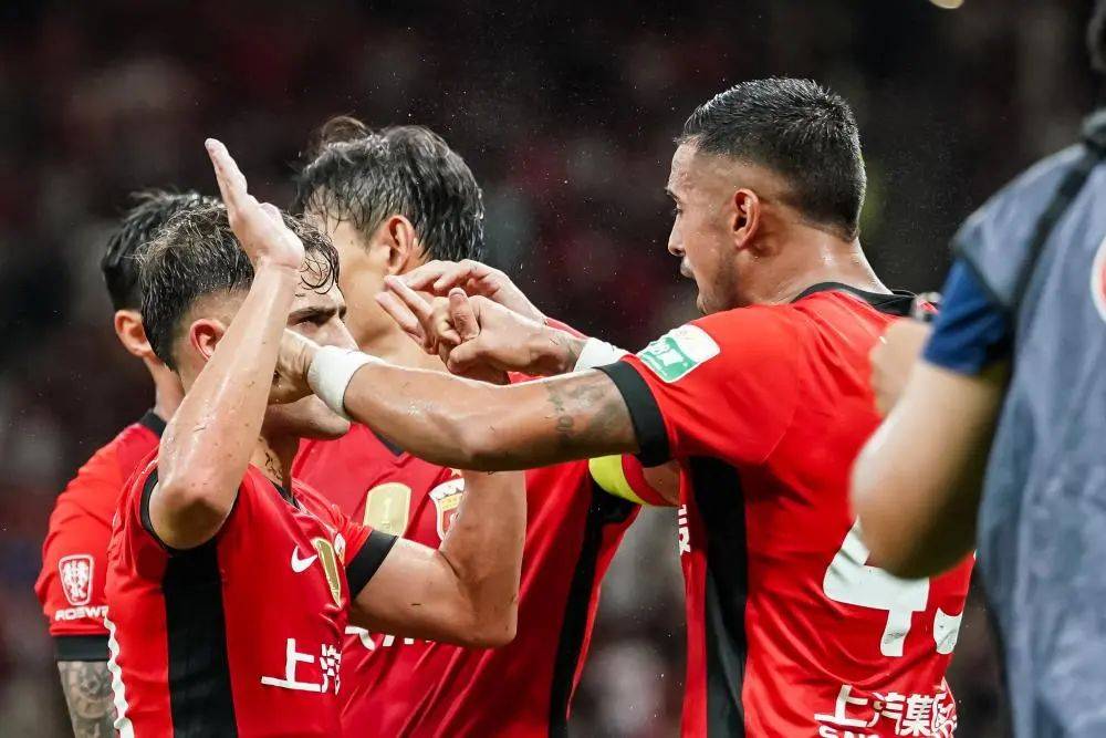 上海申花迎战劲敌，双方角逐胜利